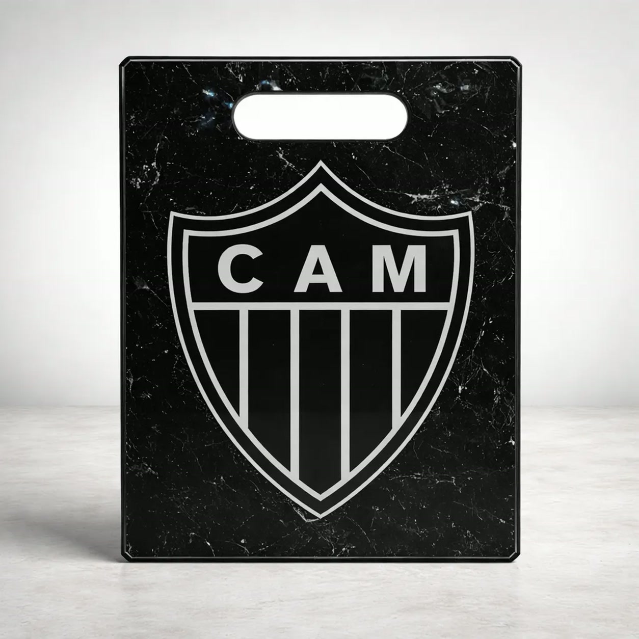 Tábua de carne de vidro preta com estampa do Atlético Mineiro